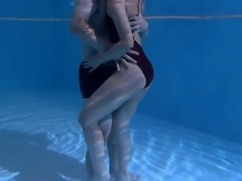 Anh xã lạnh nhạt, vợ yêu địt trộm với hlv dạy bơi